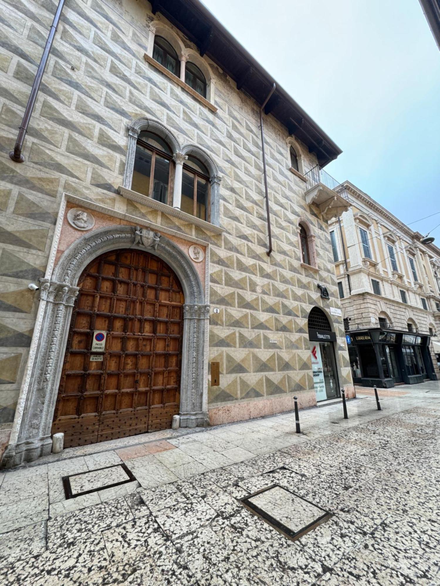 Palazzo Confalonieri Da Lisca Верона Экстерьер фото